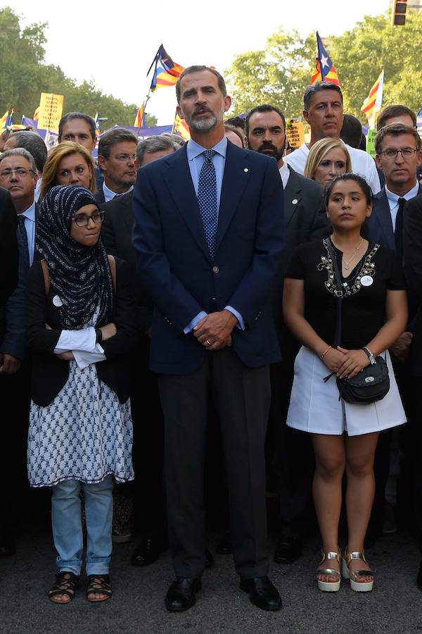 Miles de personas desbordan el paseo de Gràcia y el centro de Barcelona en una manifestación contra el terrorismo tras los atentados de la semana pasada, una protesta bajo el lema "No tinc por" (No tengo miedo) a la que asiste el Rey, el presidente del Gobierno, Mariano Rajoy, y los presidentes autonómicos, entre otras autoridades. 