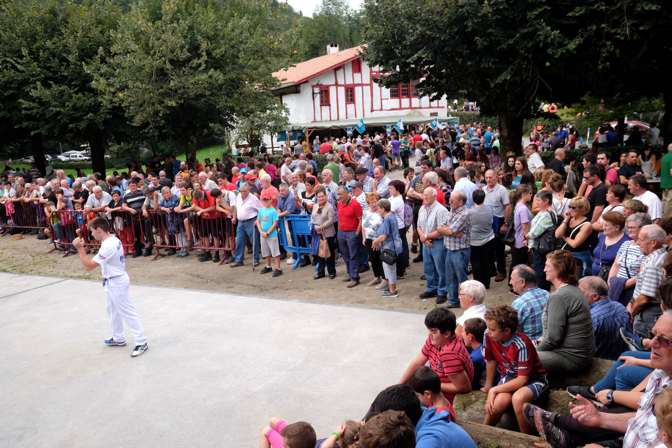 La finca de Artikutza ha celebrado este lunes la festividad de San Agustín con una jornada de puertas abiertas que ha estado amenizada con una serie de actos festivos 