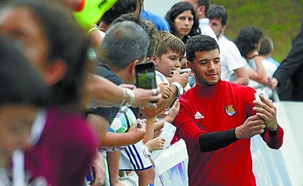 Gero Rulli se saca un selfie con unos aficionados realistas tras finalizar un entrenamiento en Zubieta.