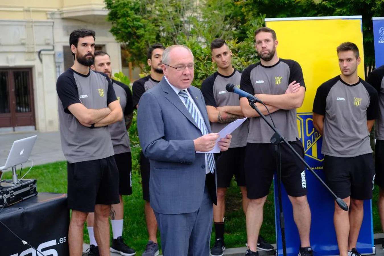 La plantilla del primer equipo ha sido presentada oficialmente ante aficionados, instituciones y patrocinadores