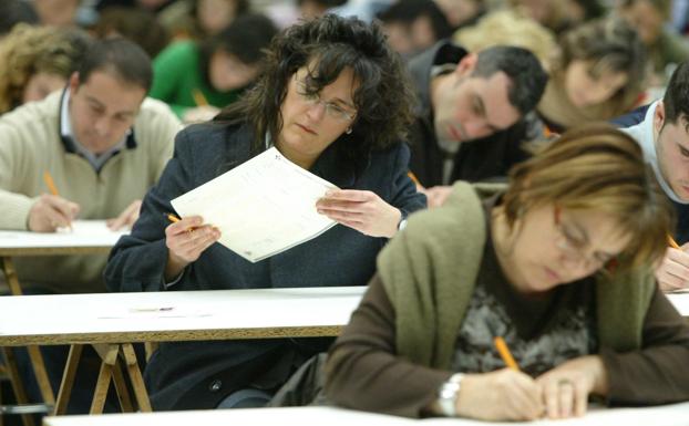 Aspirantes a una plaza de empleo se examinan en un proceso de oposición. 