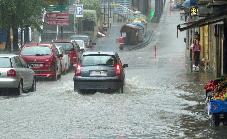 La gran tormenta que ha cruzado Gipuzkoa de oeste a este ha dejado un reguero de balsas de agua en las calles y cortes de luz. Las zonas más afectadas hansido Donostia, Zarautz, Azkoitia o Andoain