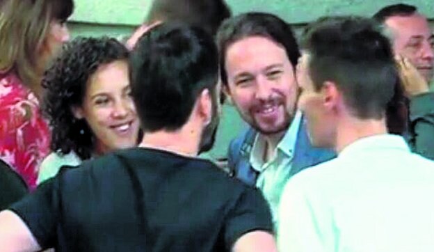 Nagua Alba y Pablo Iglesias, ayer en el Congreso de los Diputados antes de la comparecencia de Rajoy.