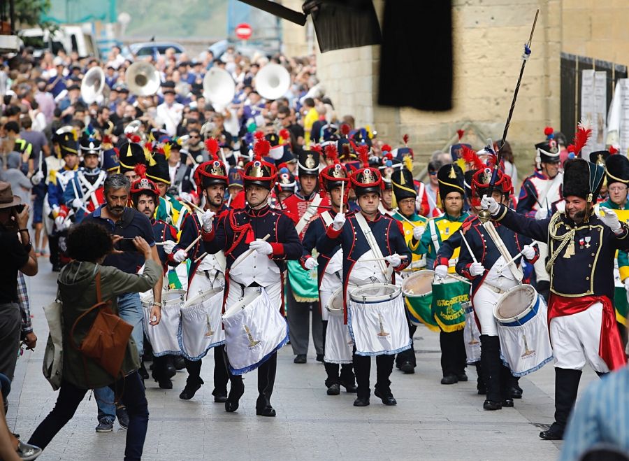 La tradición se repite año tras año y este jueves, 31 de agosto, Donostia recuerda el asalto, saqueo y quema de la ciudad hace 204 años por parte de las tropas anglo-portuguesas durante la Guerra de la Independencia para expulsar al ejército francés.