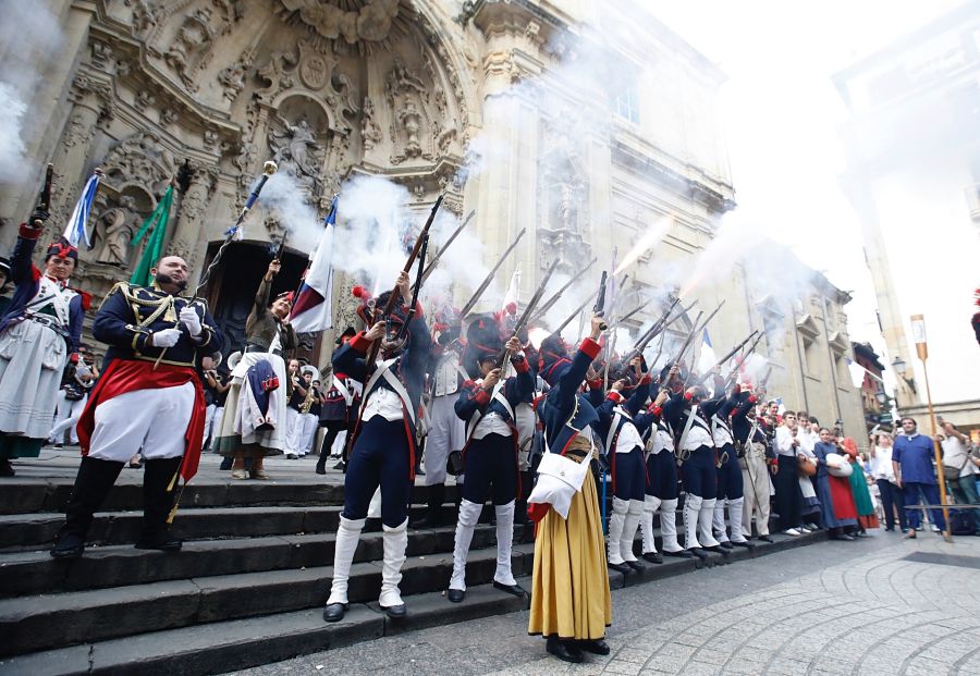 La tradición se repite año tras año y este jueves, 31 de agosto, Donostia recuerda el asalto, saqueo y quema de la ciudad hace 204 años por parte de las tropas anglo-portuguesas durante la Guerra de la Independencia para expulsar al ejército francés.