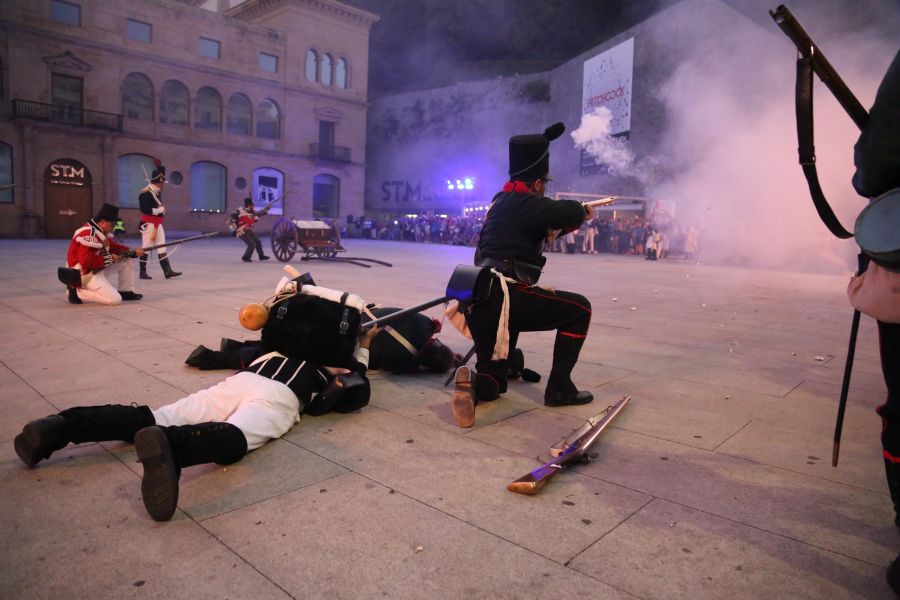 La tradición se repite año tras año y este jueves, 31 de agosto, Donostia recuerda el asalto, saqueo y quema de la ciudad hace 204 años por parte de las tropas anglo-portuguesas durante la Guerra de la Independencia para expulsar al ejército francés.