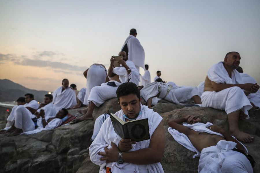 Más de dos millones de musulmanes han llegado a Arabia Saudí para participar en el "hach", la peregrinación anual a la ciudad santa de La Meca. Algunos fieles descansan en el Monte Arafat durante el camino.