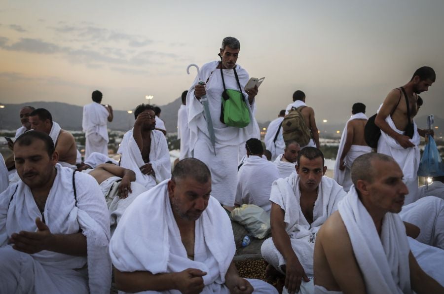 Más de dos millones de musulmanes han llegado a Arabia Saudí para participar en el "hach", la peregrinación anual a la ciudad santa de La Meca. Algunos fieles descansan en el Monte Arafat durante el camino.