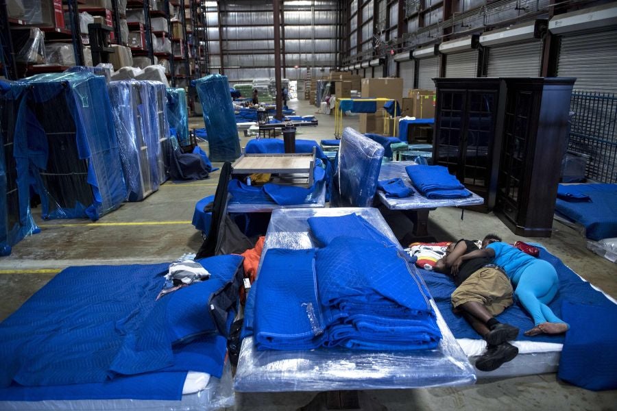 Apenas unas horas después del desastre, Gallery Furniture, una empresa de muebles, abrió sus puertas a los más de 800 refugiados que huyeron de la tomenta Harvey. Las familias utilizan los materiales, objetos y muebles que encuentran dentro de los dos grandes almacenes que la marca posee en Houston y Richmond.