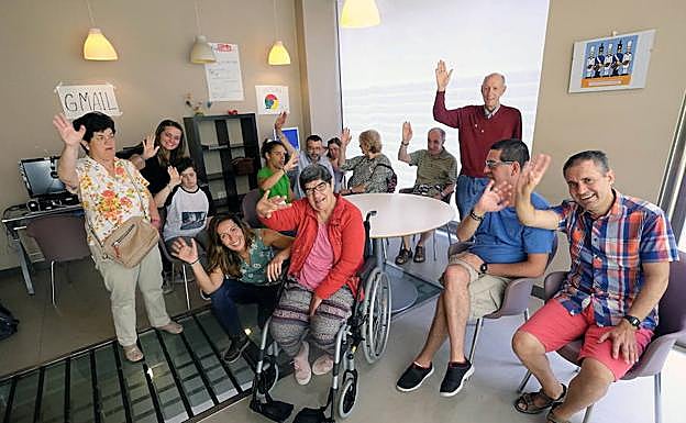 Saludo de los usuarios del garagune de Gros, gestionado por la Fundación Goyeneche. 