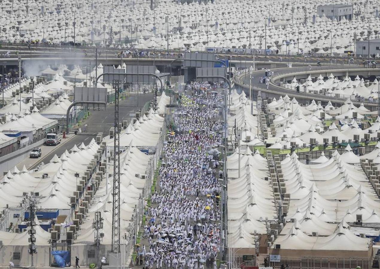 Millones de peregrinos han realizado el ritual donde se lanzan pequeñas piedras para espantar al diablo en el puente Jamarat de La Meca (Arabia Saudí). El ritual hace parte del hach, la tradicional peregrinación musulmana anual a La Meca. 