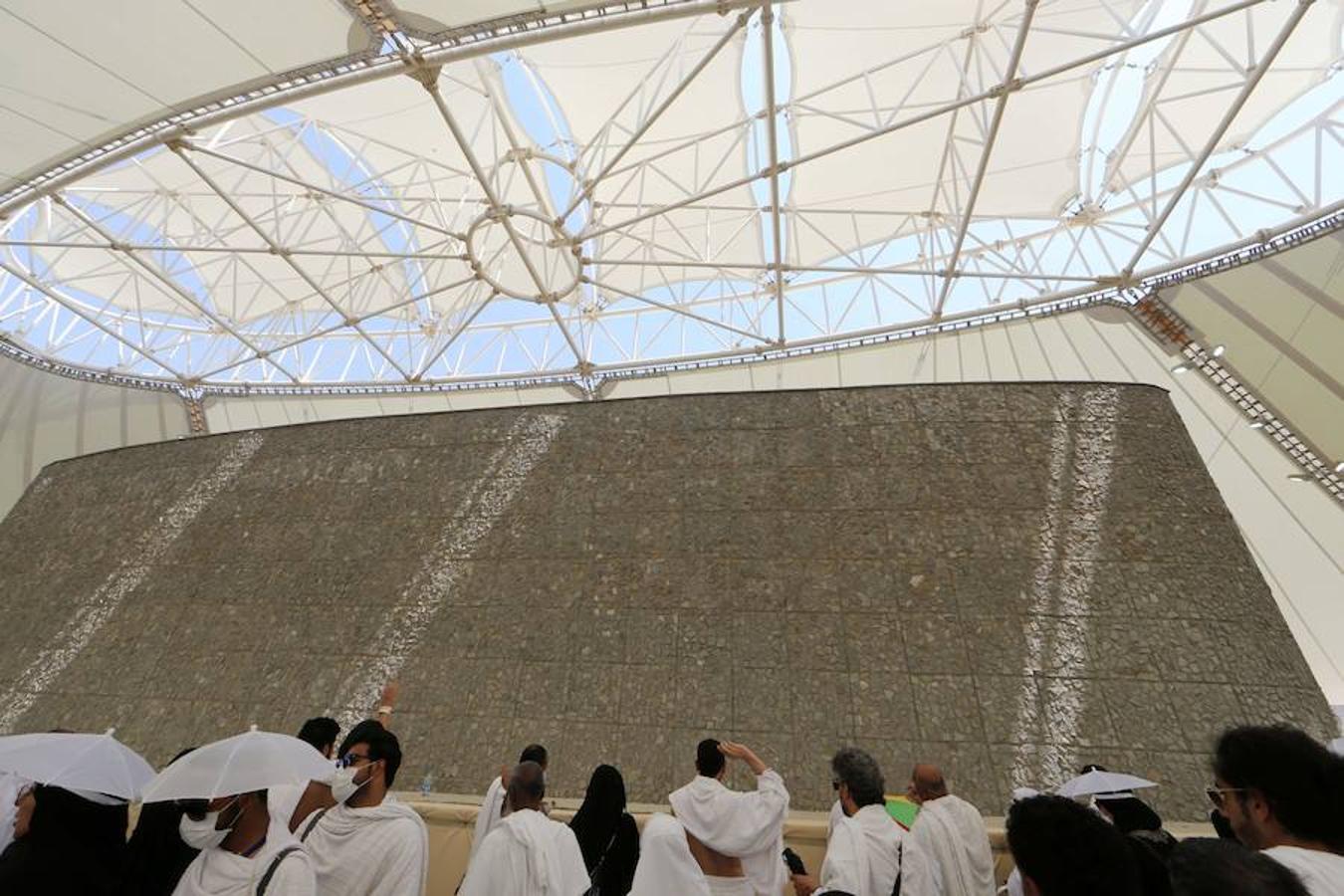 Millones de peregrinos han realizado el ritual donde se lanzan pequeñas piedras para espantar al diablo en el puente Jamarat de La Meca (Arabia Saudí). El ritual hace parte del hach, la tradicional peregrinación musulmana anual a La Meca. 