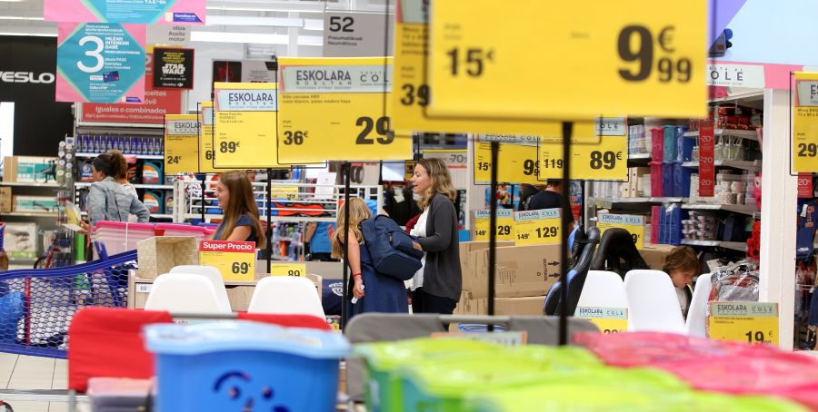 Los centros Carrefour Goierri y Oiartzun acogen hasta este sábado la campaña ‘Vuelta al Cole Solidaria’, una iniciativa impulsada por la Fundación Solidaridad Carrefour en colaboración con Cruz Roja que busca reducir el impacto económico que supone la compra de material escolar para miles de familias con escasos recursos.