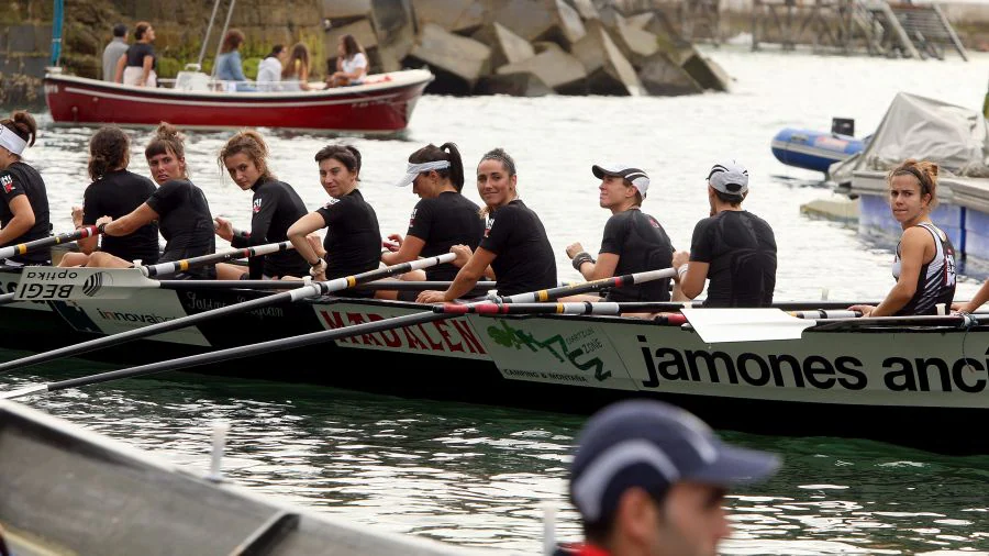 San Juan frente a Hibaika. Las tricampeonas frente a las que han sido sus víctimas nunca por más de tres segundos. Las dos embarcaciones guipuzcoanas partían como favoritas a la victoria en la décima edición de la Bandera de La Concha femenina.... y no han defraudado en la primera jornada.