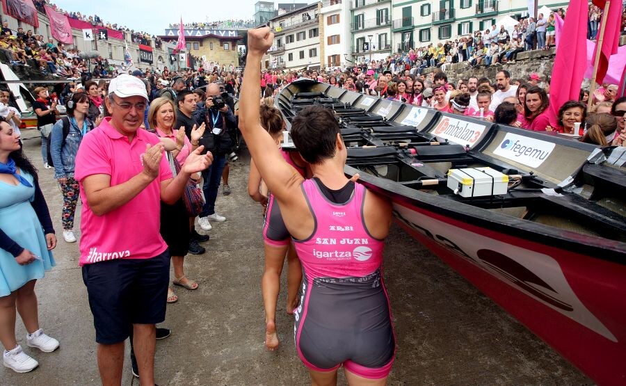 San Juan frente a Hibaika. Las tricampeonas frente a las que han sido sus víctimas nunca por más de tres segundos. Las dos embarcaciones guipuzcoanas partían como favoritas a la victoria en la décima edición de la Bandera de La Concha femenina.... y no han defraudado en la primera jornada.