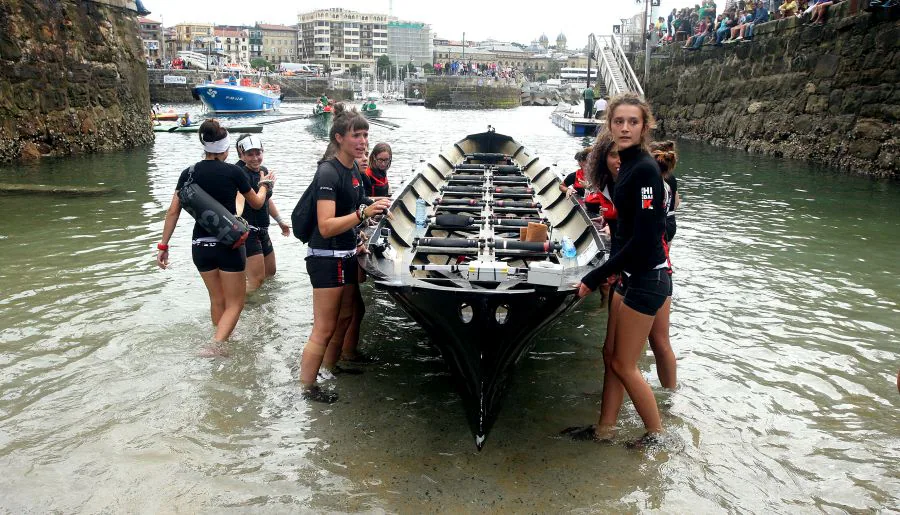 San Juan frente a Hibaika. Las tricampeonas frente a las que han sido sus víctimas nunca por más de tres segundos. Las dos embarcaciones guipuzcoanas partían como favoritas a la victoria en la décima edición de la Bandera de La Concha femenina.... y no han defraudado en la primera jornada.