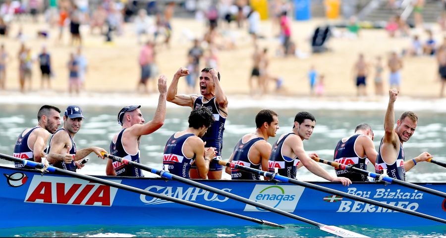 La trainera de Bermeo ha tomado ventaja en la disputa de la 122 edición de la Bandera La Concha, con récord histórico de 18:53.52, tiempo que no le asegura el triunfo ya que Hondarribia -a cuatro segundos- y Orio -a casi diez- mantienen sus opciones de cara a la jornada decisiva del próximo domingo.
