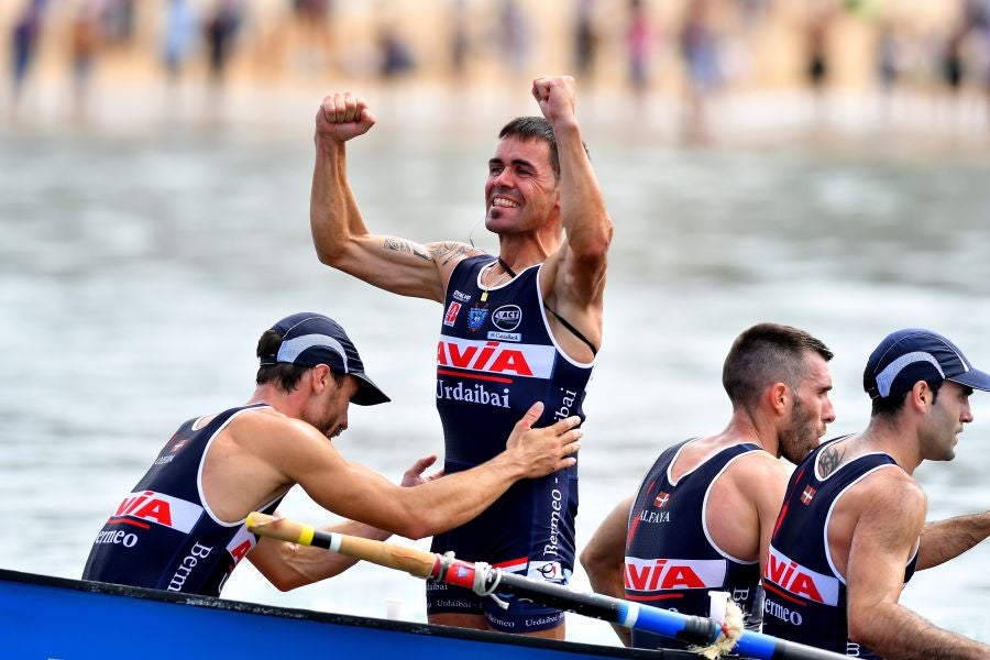 La trainera de Bermeo ha tomado ventaja en la disputa de la 122 edición de la Bandera La Concha, con récord histórico de 18:53.52, tiempo que no le asegura el triunfo ya que Hondarribia -a cuatro segundos- y Orio -a casi diez- mantienen sus opciones de cara a la jornada decisiva del próximo domingo.