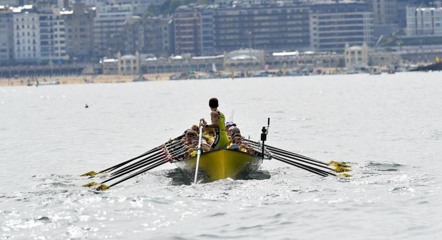 La trainera de Bermeo ha tomado ventaja en la disputa de la 122 edición de la Bandera La Concha, con récord histórico de 18:53.52, tiempo que no le asegura el triunfo ya que Hondarribia -a cuatro segundos- y Orio -a casi diez- mantienen sus opciones de cara a la jornada decisiva del próximo domingo.