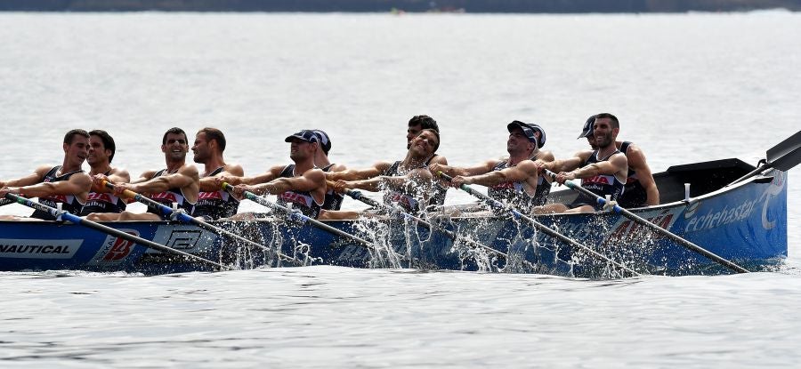 La trainera de Bermeo ha tomado ventaja en la disputa de la 122 edición de la Bandera La Concha, con récord histórico de 18:53.52, tiempo que no le asegura el triunfo ya que Hondarribia -a cuatro segundos- y Orio -a casi diez- mantienen sus opciones de cara a la jornada decisiva del próximo domingo.