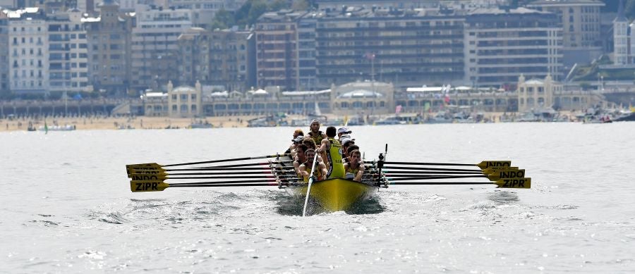 La trainera de Bermeo ha tomado ventaja en la disputa de la 122 edición de la Bandera La Concha, con récord histórico de 18:53.52, tiempo que no le asegura el triunfo ya que Hondarribia -a cuatro segundos- y Orio -a casi diez- mantienen sus opciones de cara a la jornada decisiva del próximo domingo.