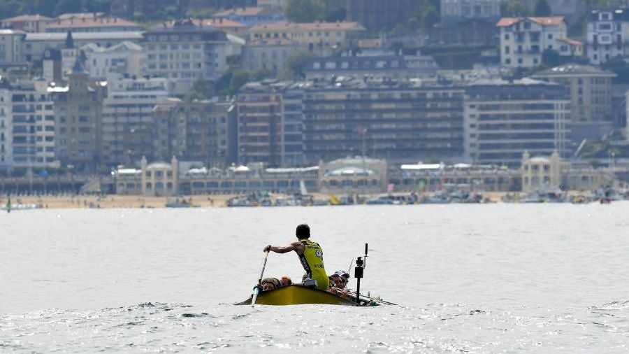 La trainera de Bermeo ha tomado ventaja en la disputa de la 122 edición de la Bandera La Concha, con récord histórico de 18:53.52, tiempo que no le asegura el triunfo ya que Hondarribia -a cuatro segundos- y Orio -a casi diez- mantienen sus opciones de cara a la jornada decisiva del próximo domingo.