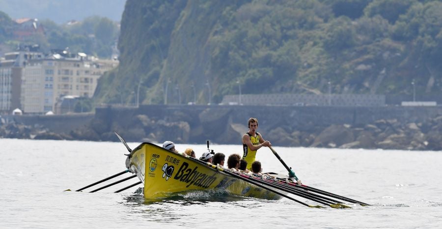 La trainera de Bermeo ha tomado ventaja en la disputa de la 122 edición de la Bandera La Concha, con récord histórico de 18:53.52, tiempo que no le asegura el triunfo ya que Hondarribia -a cuatro segundos- y Orio -a casi diez- mantienen sus opciones de cara a la jornada decisiva del próximo domingo.