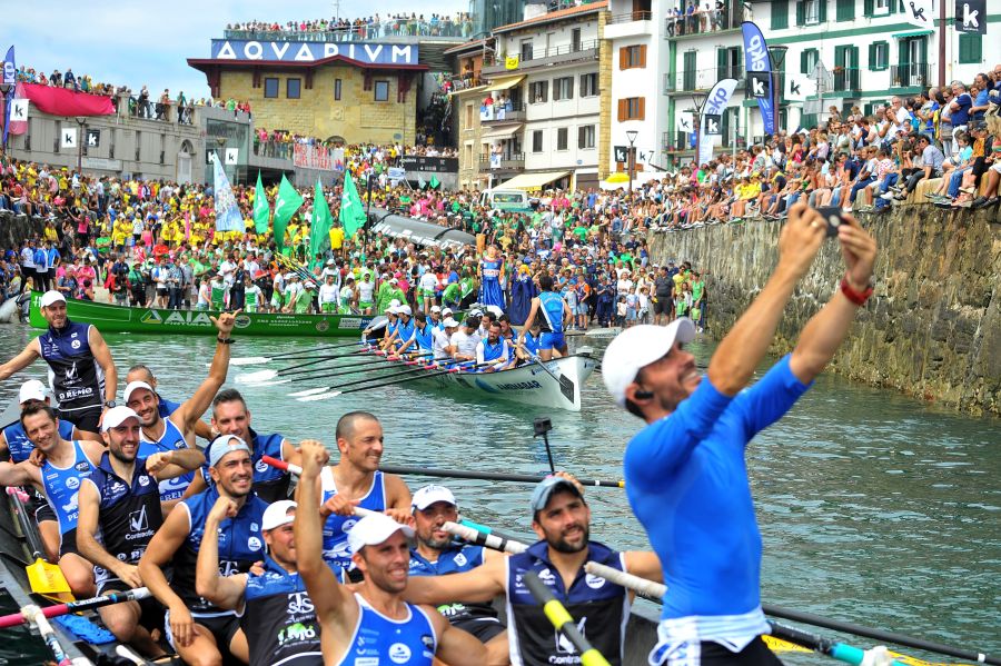 La trainera de Bermeo ha tomado ventaja en la disputa de la 122 edición de la Bandera La Concha, con récord histórico de 18:53.52, tiempo que no le asegura el triunfo ya que Hondarribia -a cuatro segundos- y Orio -a casi diez- mantienen sus opciones de cara a la jornada decisiva del próximo domingo.