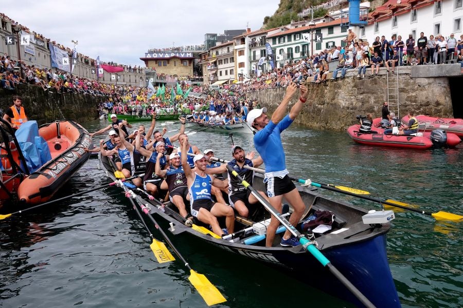 La trainera de Bermeo ha tomado ventaja en la disputa de la 122 edición de la Bandera La Concha, con récord histórico de 18:53.52, tiempo que no le asegura el triunfo ya que Hondarribia -a cuatro segundos- y Orio -a casi diez- mantienen sus opciones de cara a la jornada decisiva del próximo domingo.
