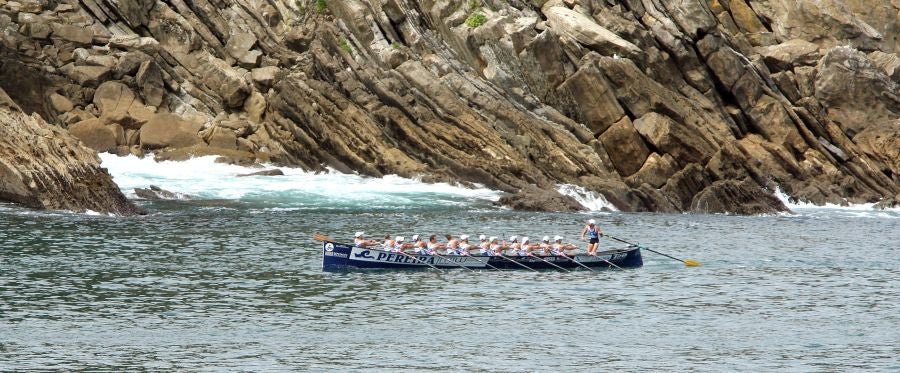 La trainera de Bermeo ha tomado ventaja en la disputa de la 122 edición de la Bandera La Concha, con récord histórico de 18:53.52, tiempo que no le asegura el triunfo ya que Hondarribia -a cuatro segundos- y Orio -a casi diez- mantienen sus opciones de cara a la jornada decisiva del próximo domingo.