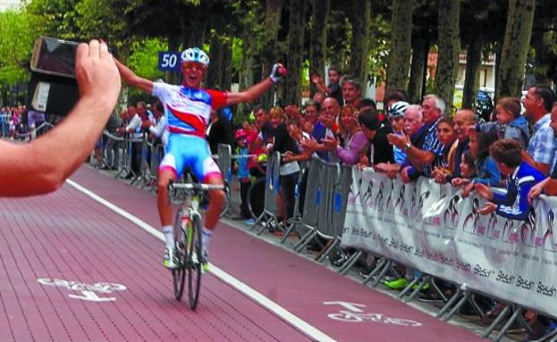 Álvaro García entra vencedor en Beasain. 