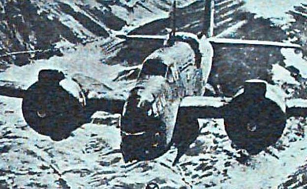 Bombarderos americanos lanzan explosivos sobre una de las bases meteorlógicas nazis ubicadas en el Ártico. 