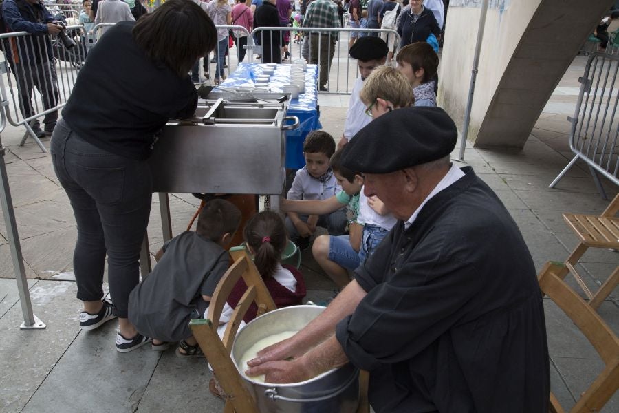 La edición de este año del Artzain eguna de Legazpi ha sido la más multitudinaria ya que ha contado con más de 400 pastores y familiares de la asociación Euskal Ar-tzainak Ameriketan (dentro de la que se aglutinan aquellos vascos que tuvieron que emigrar a América para desempeñar el oficio).