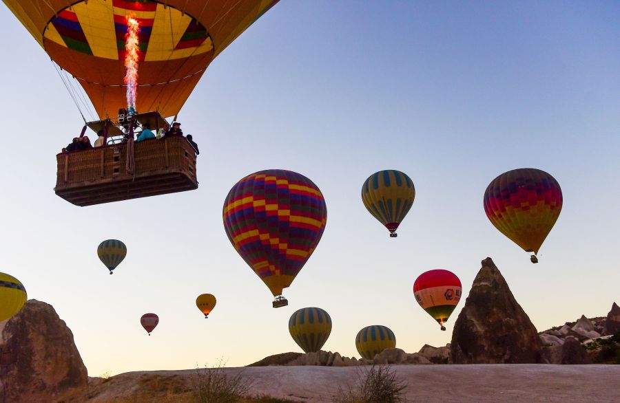 Los globos surcan el aire sobre Nevsehir en la histórica región de Capadocia en Turquía, conocida por los globos aerostáticos y la geografía única, se ha convertida en un lugar turístico que atrae a visitantes de todo el mundo