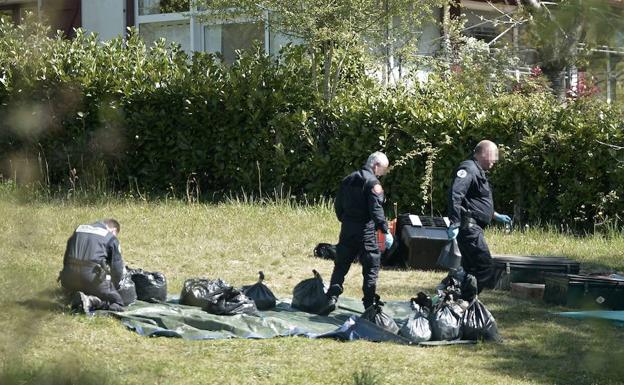 La policia francesa analiza las armas entregadas por ETA el pasado abril