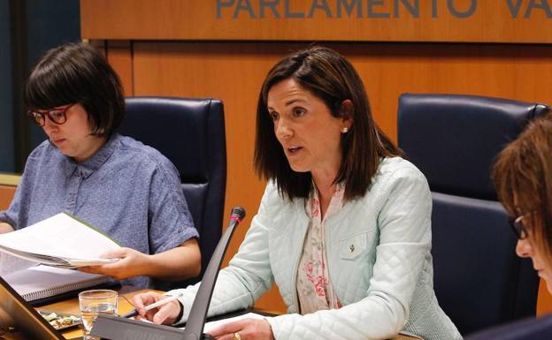 La consejera de Empleo y Políticas Sociales, Beatriz Artolazabal, en una comparecencia parlamentaria. 