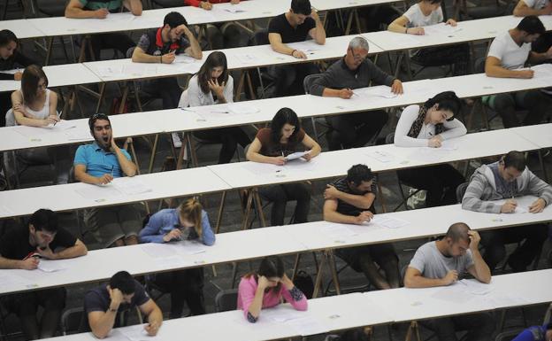 Un grupo de personas, examinándose en una oposición. 