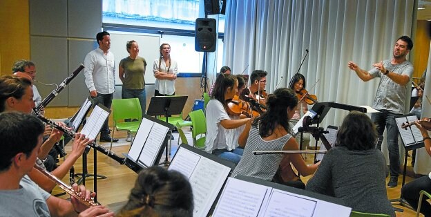 Músicos y cantores ajustan los últimos detalles de la zarzuela que representarán mañana y el sábado.