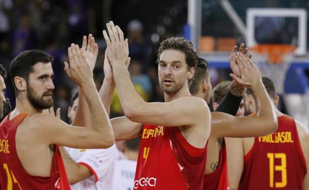 Pau Gasol aplaude, junto a Joan Sastre (i), tras la victoria ante Hungría en la despedida de Cluj.
