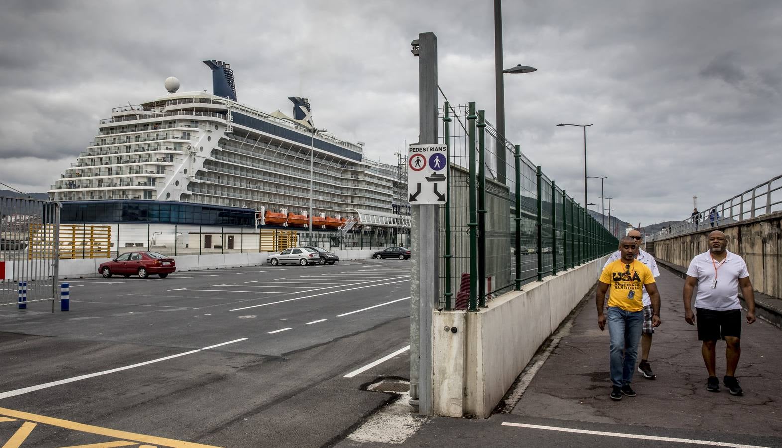 Un crucero con 2.600 turistas gays ha llegado este jueves al Puerto de Bilbao. Varios de ellos han aprovechado la parada para acercarse a San Sebastián.