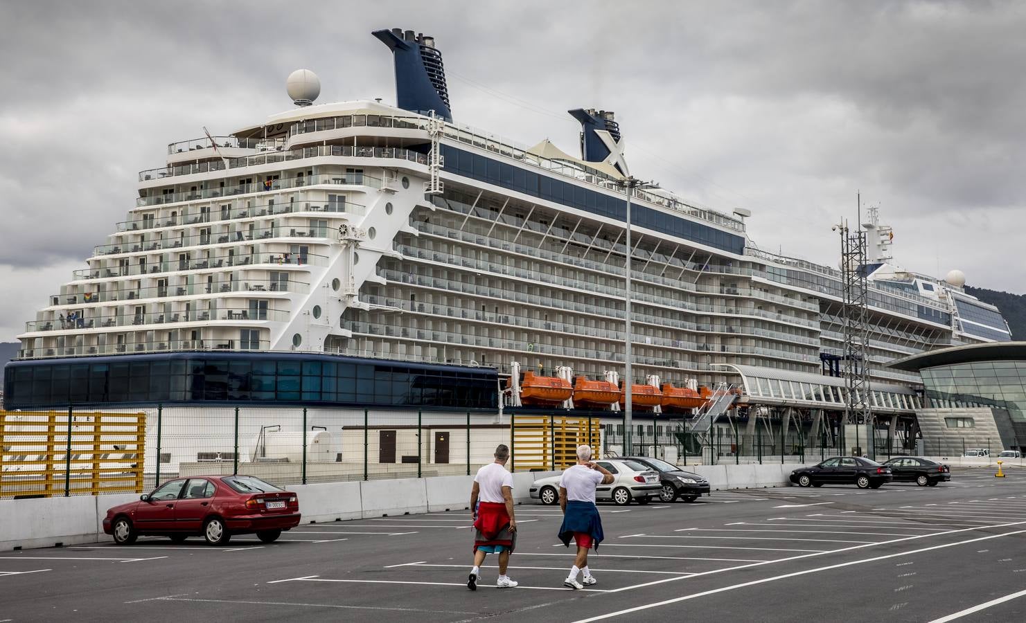 Un crucero con 2.600 turistas gays ha llegado este jueves al Puerto de Bilbao. Varios de ellos han aprovechado la parada para acercarse a San Sebastián.