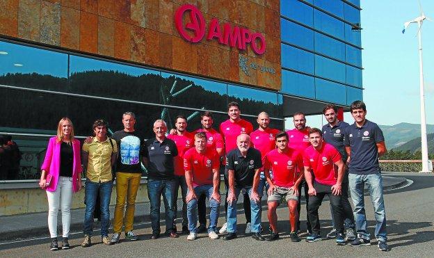 Patrocinadores, técnicos y jugadores del Ampo Ordizia, en la presentación de ayer en Idiazabal.