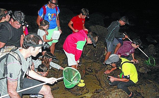 Momento de una salida nocturna para conocer el flysch. 