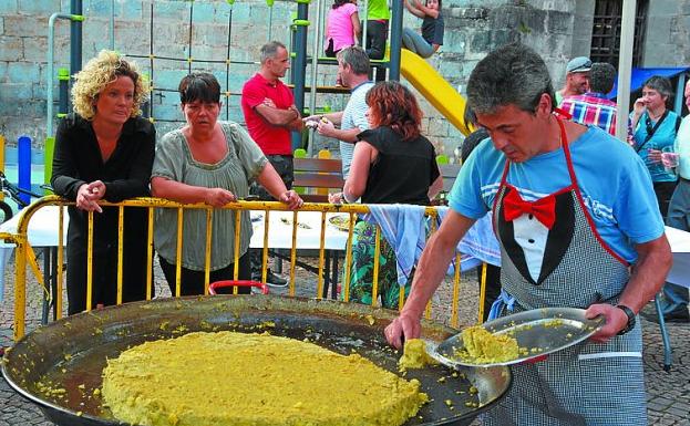 30 kilo patata eta 16 dozena arrautza erabili zituzten atzokoan. 