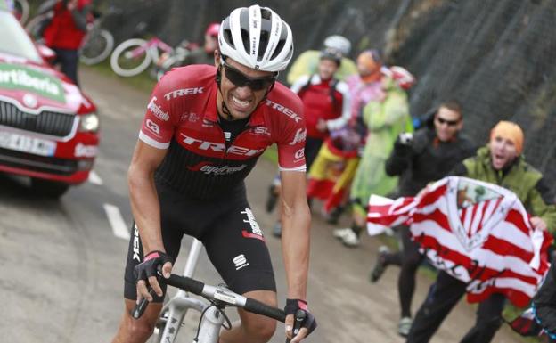 El ciclista madrileño del equipo Trek, Alberto Contador, pocos metros antes de la meta de la vigésimo etapa de la Vuelta Ciclista a España. 