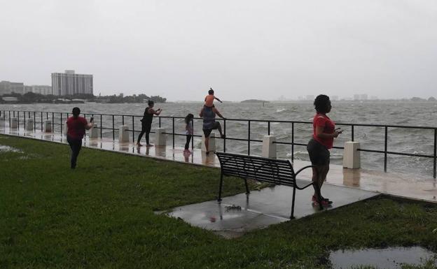 Gente observa en uno de los puertos de Miami.