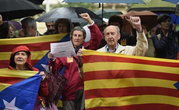 Manifestantes donostiarras sostienen la bandera estelada. 