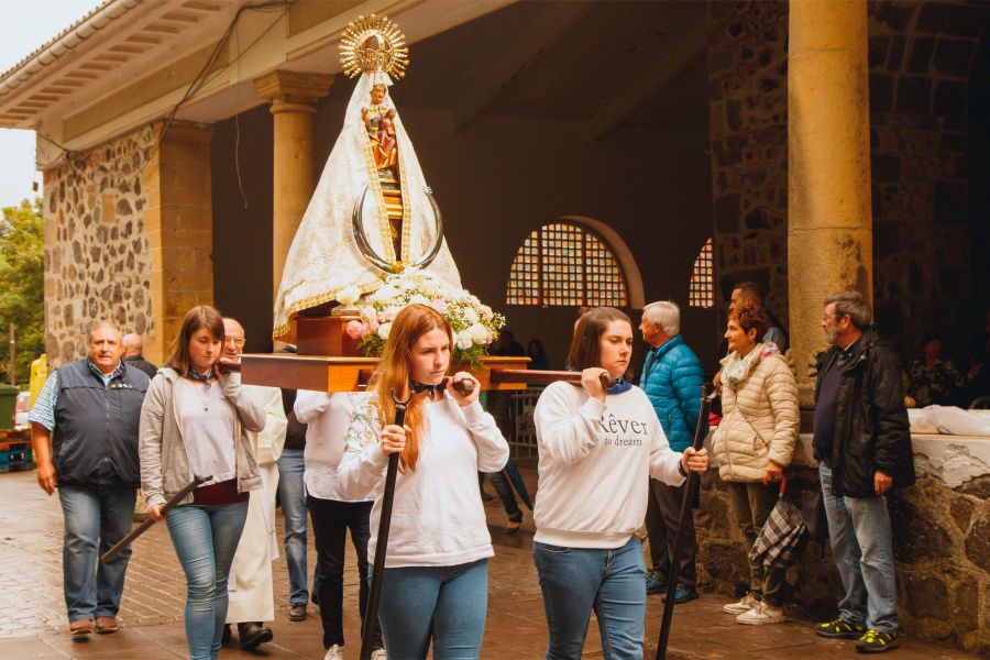 La quietud y la tranquilidad del entorno del Santuario han dejado paso a la festividad dedicada a la Virgen de Arrate, para celebrar el Día de la Cofradía. 