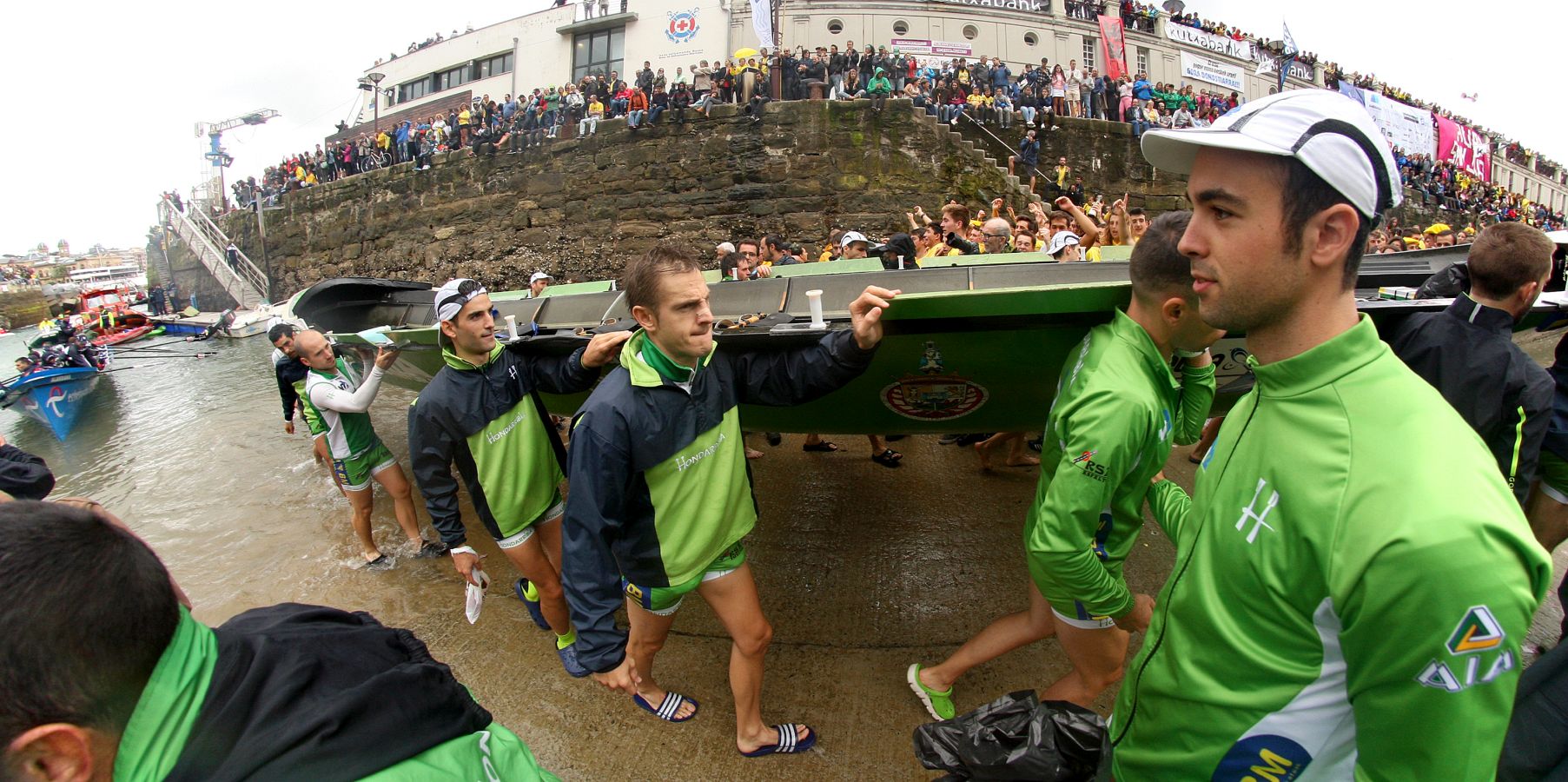 La 'San Nikolas' vuela sobre las olas y saca 24 segundos a Urdaibai en la tanda de honor. Los de Jon Salsamendi remontan los diez segundos que los vizcaínos les sacaban de ventaja en una emocionante regata, que lleva la Bandera a Orio diez años después con una hazaña épica