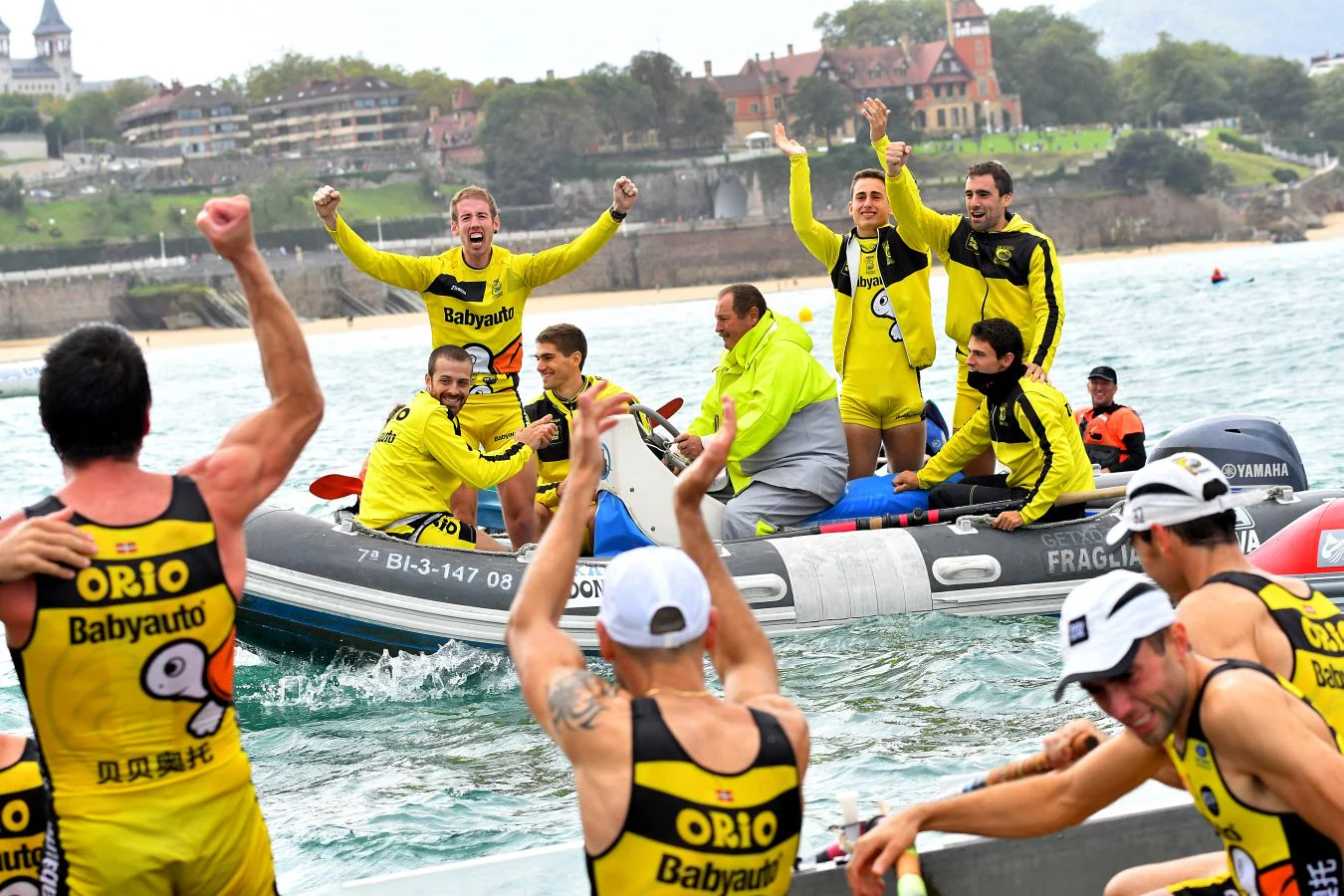 La 'San Nikolas' vuela sobre las olas y saca 24 segundos a Urdaibai en la tanda de honor. Los de Jon Salsamendi remontan los diez segundos que los vizcaínos les sacaban de ventaja en una emocionante regata, que lleva la Bandera a Orio diez años después con una hazaña épica